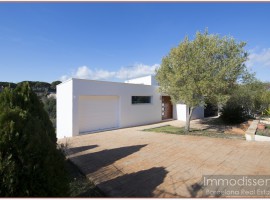 Ref. 1001 Gran casa de Diseño moderno con lineas rectas y Acristalada.	